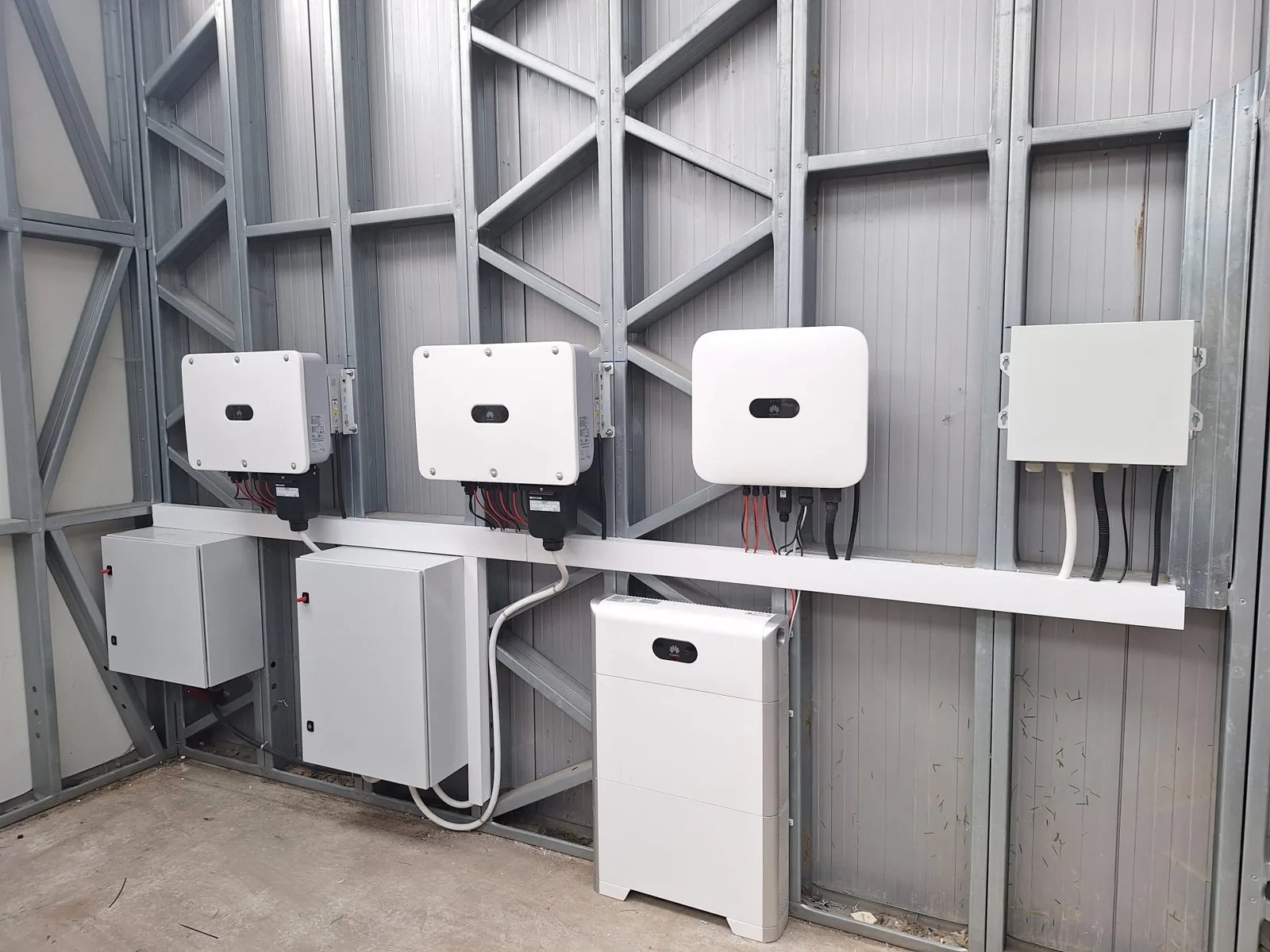 Invertoare montate pe structură metalică